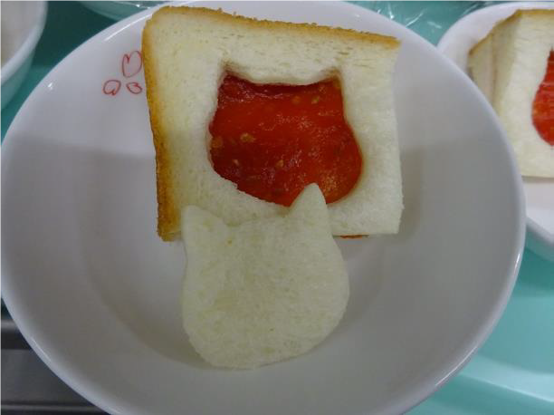トマトジャムをサンドした猫型にくり抜いたパン